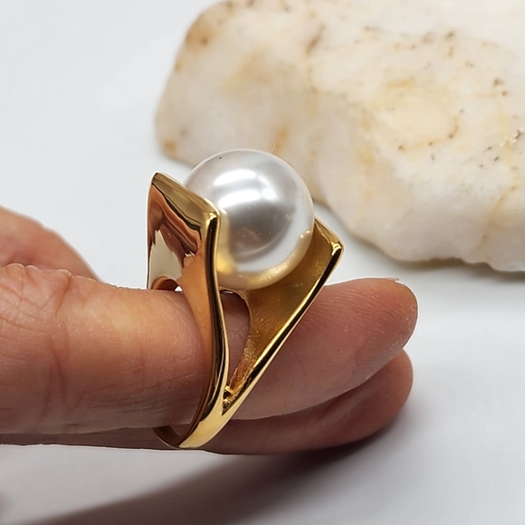 Cult Gaia Jewelry 18K Yellow Gold Plated Ring Large Faux White Pearl - Picture 5 of 8